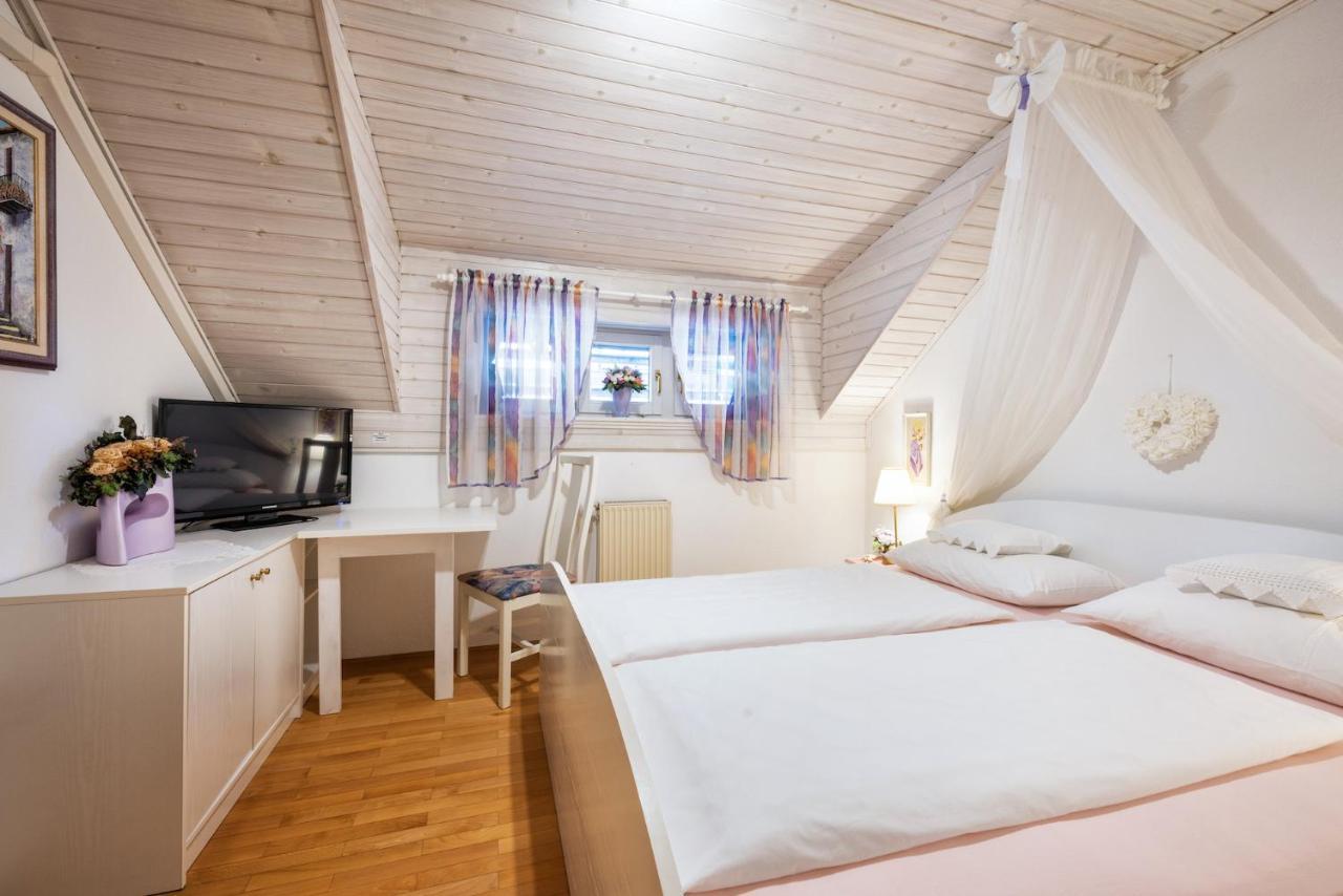 Apartments Ladka Бегунье-на-Гореньскем Экстерьер фото
